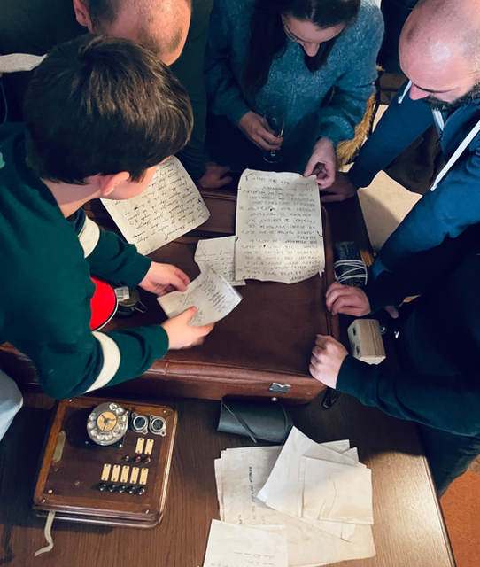 Un groupe en plein escape game