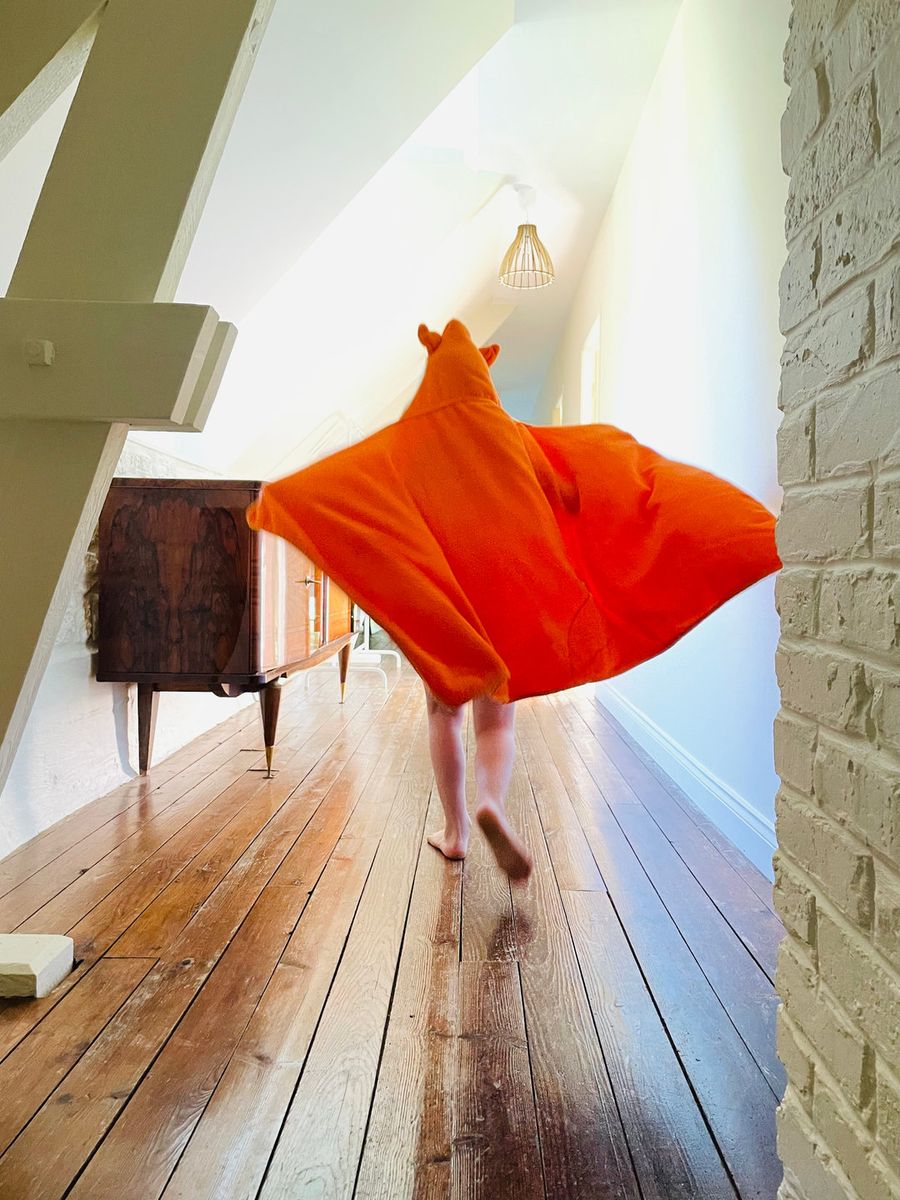 Dans le couloir de l’étage, entre les chambres