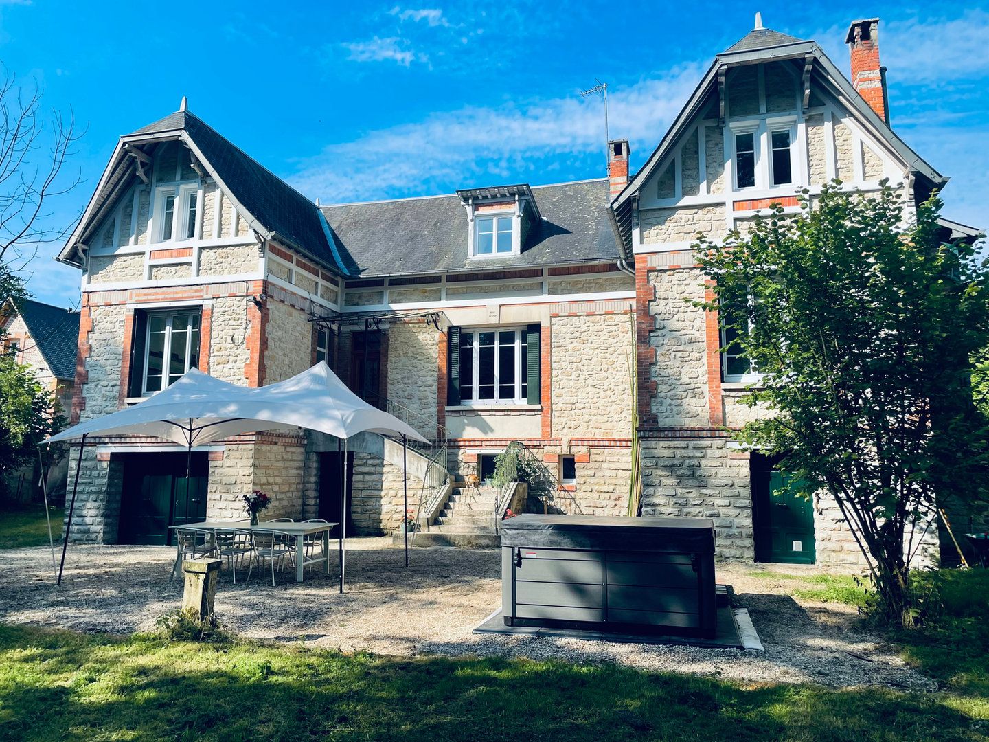 La maison de maître des Margotteries, son jardin, la terrasse et le spa